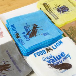  Archiviert, 94 Einkaufstüten aus Plastik mit Insektenschablonen bedruckt, 2016