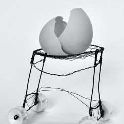  Eiertanz, Eisendraht mit Eierschalen und Tierknochen, 12x11x7cm, 2021